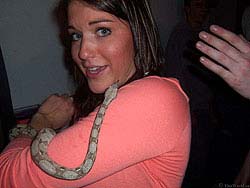 Фото № 032. Змеиный характер некоторых женщин не обязательно происходит от их увлечения змеями.