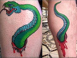Фото № 056. На мужских ногах змеи оставили отметины не только острыми зубами, но и при помощи татуировки.