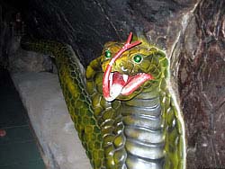 Фото № 063. Скульптура чудовища, имеющего явное сходство с представителями змеиного отродья.