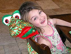 Фото № 091. Мягкая игрушка в виде змеи способствует нормальному психическому развитию ребенка.