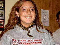 Фото № 149. В холодное время года можно использовать змею в качестве шейного платка.