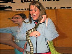 Фото № 213. Симпатичная девушка со змеей на шее хочет сказать всем нам, как ей щекотно…