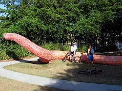 Фото № 236. Скульптура змеи, на которую можно забираться верхом и фотографироваться.