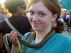 Фото № 258. Висящая на шее девушки змея служит дополнительным украшением к двум кольцам в ее левом ухе.