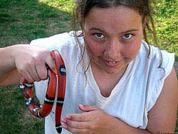 Фото № 301. Эта змея пользуется полным доверием девочки, и не хочет ставить свою лояльность под малейшее сомнение.