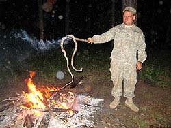 Фото № 309. Чтобы правильно поджарить змею на костре и не сжечь ее мясо, нужен специальный навык.
