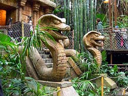 Фото № 328. Скульптуры опасных гадов, когда-то обитавших на Земле. Современные, даже самые ядовитые змеи, не идут ни в какое сравнение с ними.