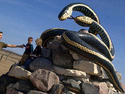 Фото № 353. Многие дети во всех частях света испытывают слабость к скульптурам змей.