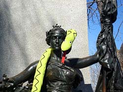 Фото № 418. Змея на шее памятника, что может быть расценено как надругательство над светлой памятью о когда-то жившей женщине.