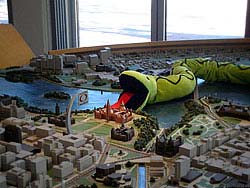 Фото № 435. Чисто для того, чтобы приблизительно понять, что может случиться со среднестатистическим городом при нападении крупной змеи, был создан этот макет.