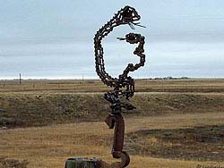 Фото № 440. Кустарная скульптура из двух змей, выполненная из отслужившего свое цепного механизма.