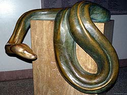 Фото № 522. Памятник змее может быть выполнен из различных материалов, в том числе из бронзы.