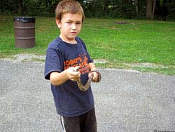 Фото № 416. Маленький мальчик везде таскает свою змею с собой, и в случае малейшего недопонимания пускает ее в ход.
